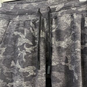 Lululemon Gray Camo Jogger EUC size 8